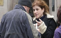 ΝΕΑ ΕΙΔΗΣΕΙΣ (Περαστική έδωσε πίτσα σε άστεγο, αλλά δεν γνώριζε ότι ήταν παγκοσμίου φήμης ηθοποιός (ΦΩΤΟ))