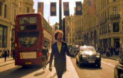 ΝΕΑ ΕΙΔΗΣΕΙΣ (Δείτε πως αντέδρασε αγανακτισμένος οδηγός στα γυρίσματα της διαφήμισης του JUMBO! (ΦΩΤΟ))