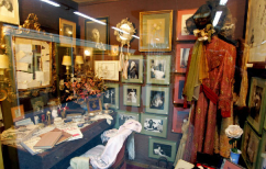 ΝΕΑ ΕΙΔΗΣΕΙΣ (Διάρρηξη στο Θεατρικό Μουσείο: Έκλεψαν σπάνιες φιγούρες σκιών του Σπαθάρη)