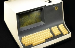 ΝΕΑ ΕΙΔΗΣΕΙΣ (Επιταγή 100.000 δολαρίων περιμένει μία γυναίκα που δώρισε έναν υπολογιστή Apple 1)