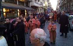 ΝΕΑ ΕΙΔΗΣΕΙΣ (Κατανυκτική προσευχή για τους «Τρείς Μεγίστους Φωστήρες» στην ομώνυμη εκκλησία των Πετραλώνων !)